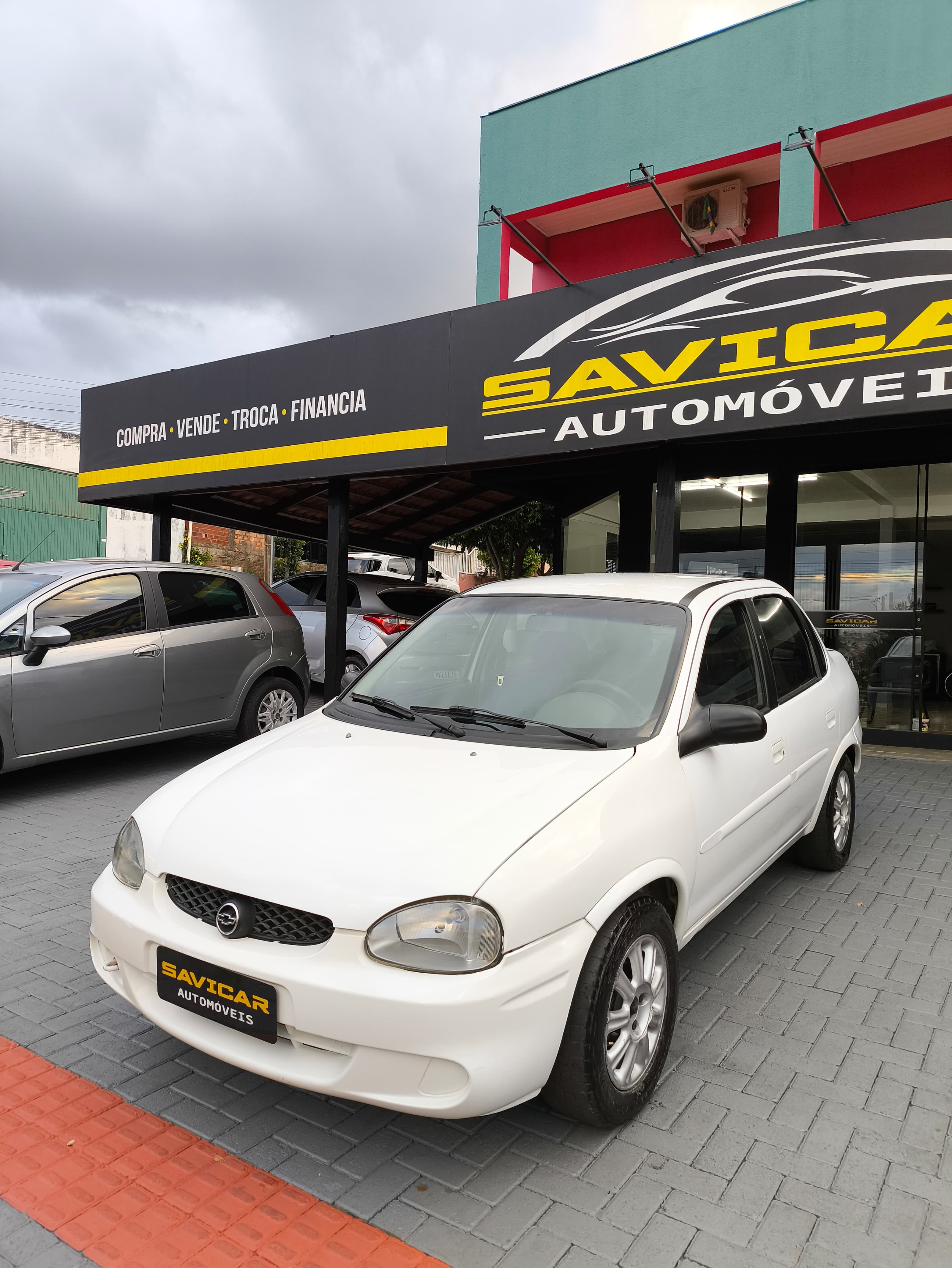 GM CORSA SEDAN BÁSICO 